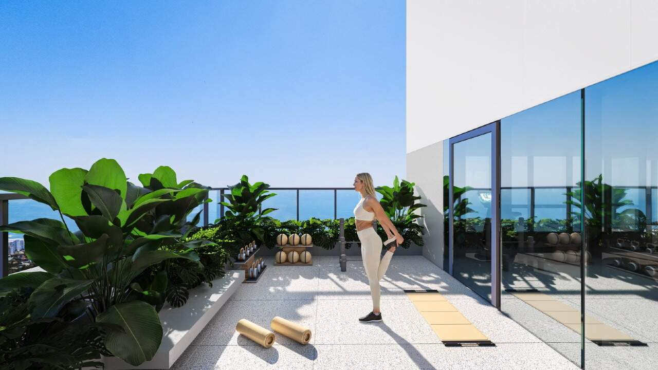 Espaço de alongamento no rooftop, com vista para o mar (imagem ilustrativa)