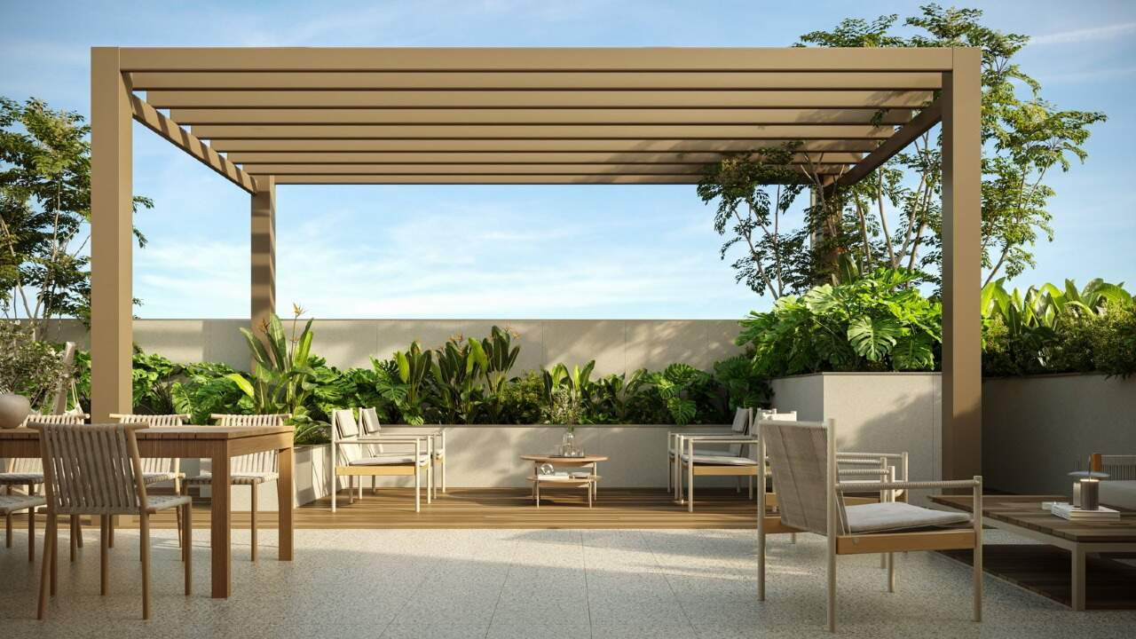 Lounge externo com pergolado e jardim (imagem ilustrativa)