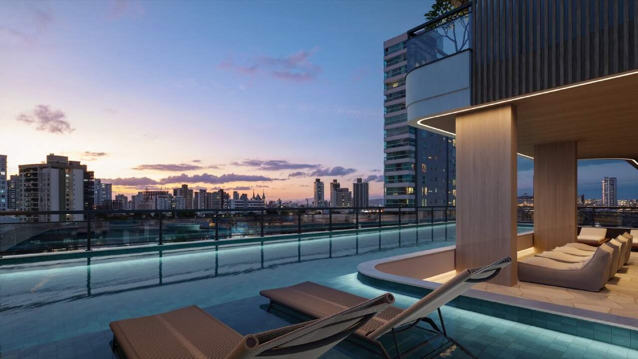 Piscina externa com borda de vidro e espreguiçadeiras dentro da água (imagem ilustrativa)