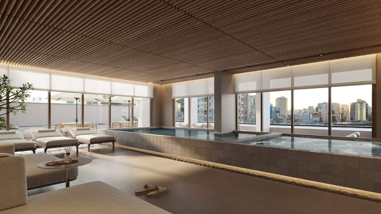 Piscina aquecida coberta, com hidromassagem e espreguiçadeiras (imagem ilustrativa)