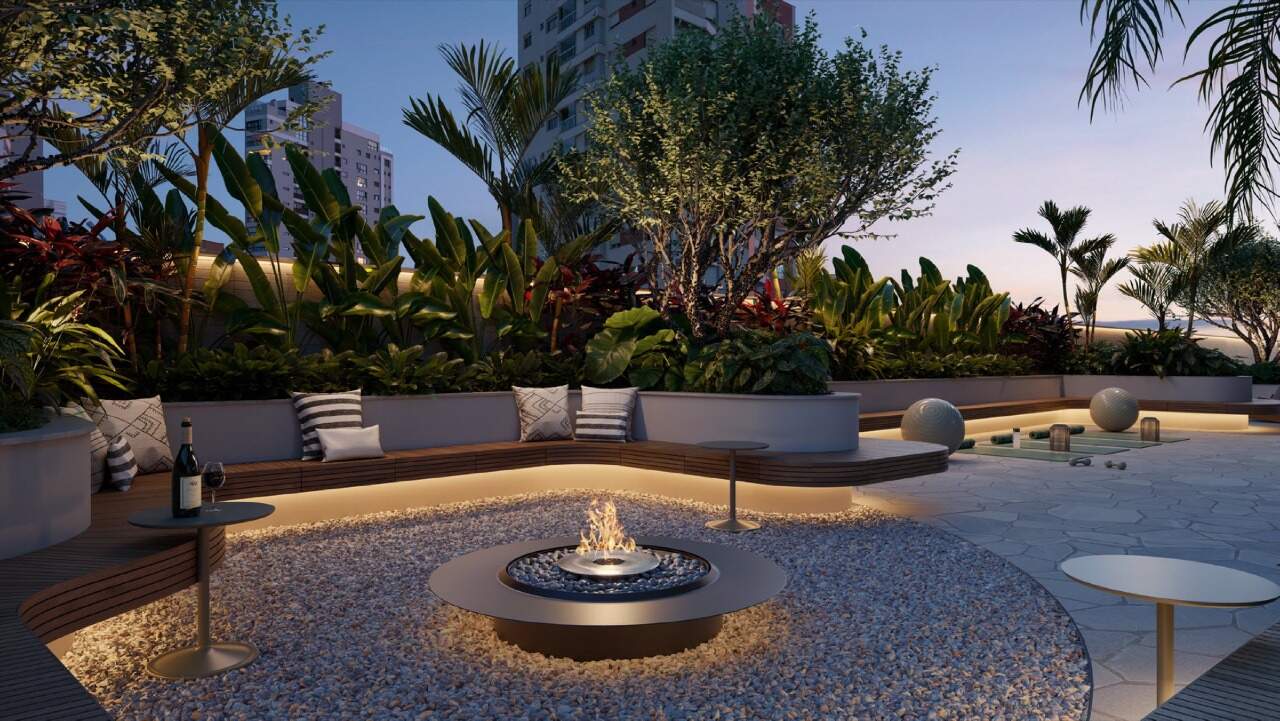 Lounge externo com lareira, bancos com almofadas e paisagismo (imagem ilustrativa)
