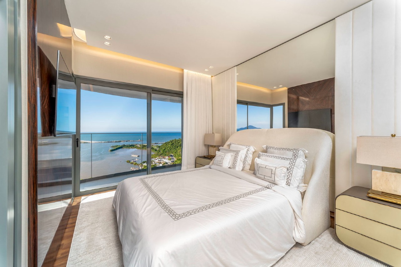 Suíte master do apartamento decorado, com vista para o mar