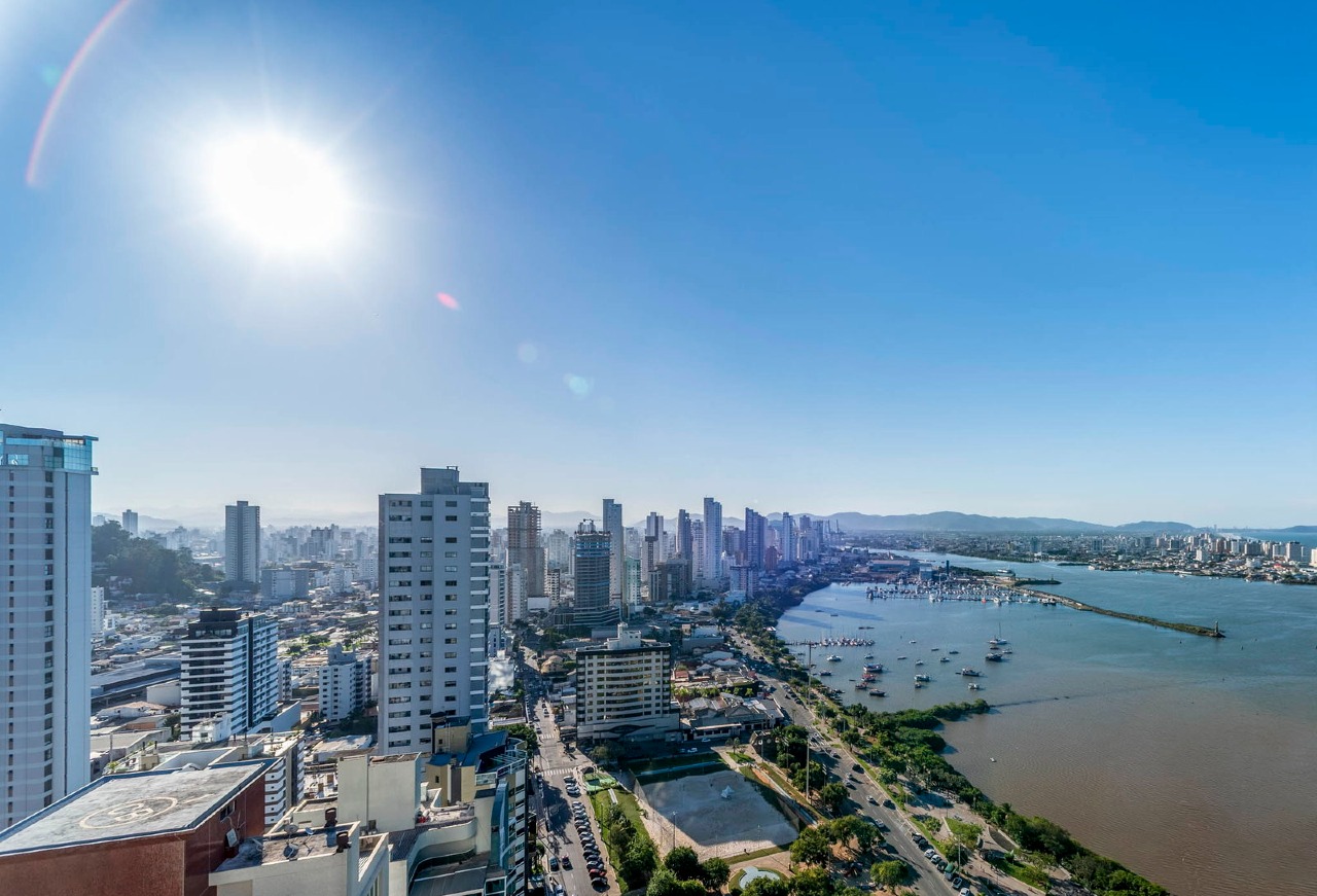 Vista do alto do Skyline para a Fazenda, a marina e o Saco da Fazenda