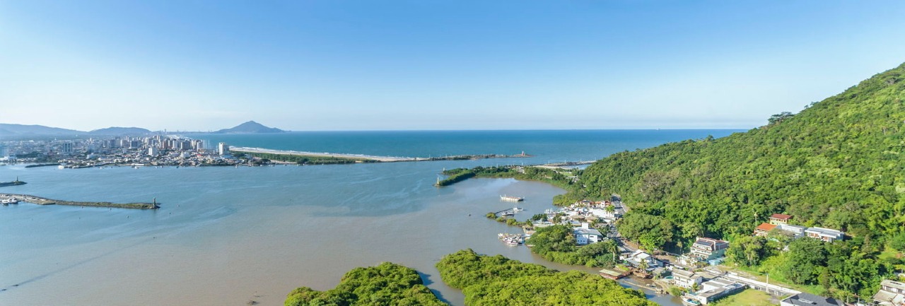 Vista do alto do Skyline para a barra do rio Itajaí-Açu e o mar