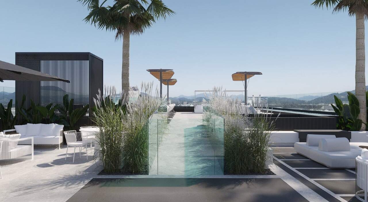 Lounge com palmeiras ao lado da piscina (imagem ilustrativa)