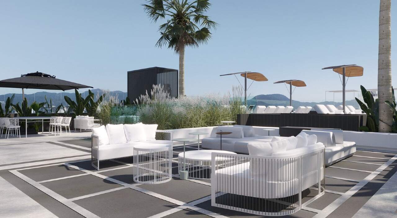 Deck com sofás junto à piscina (imagem ilustrativa)