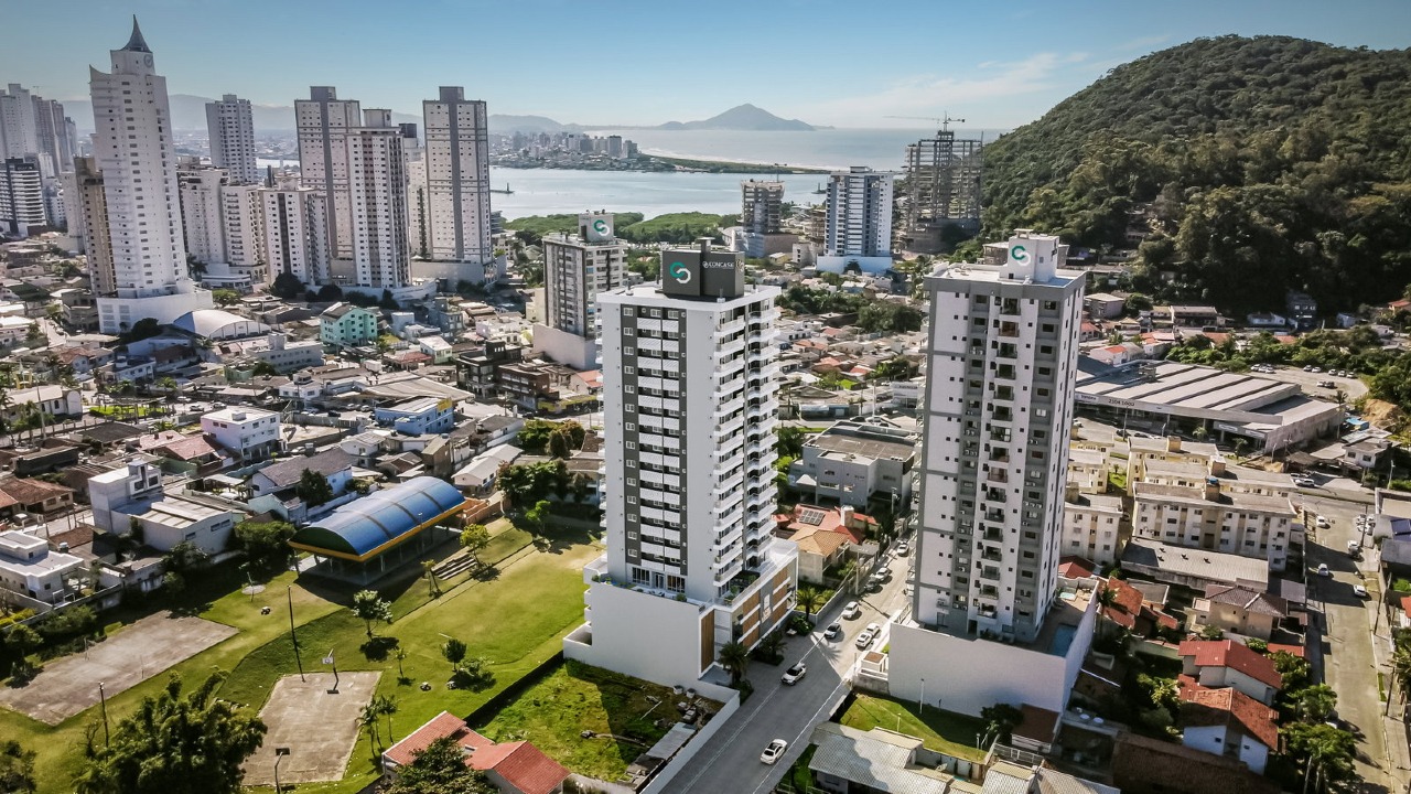 Vista aérea do bairro Fazenda, em Itajaí, com o Lago Louise em fotomontagem