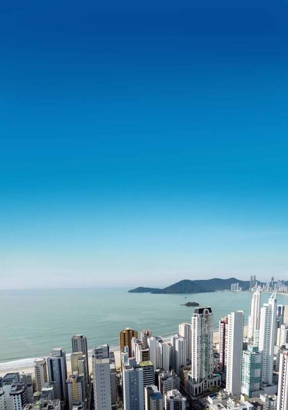 Vista real do alto da torre do Luminare para a Praia Central e a Ilha das Cabras