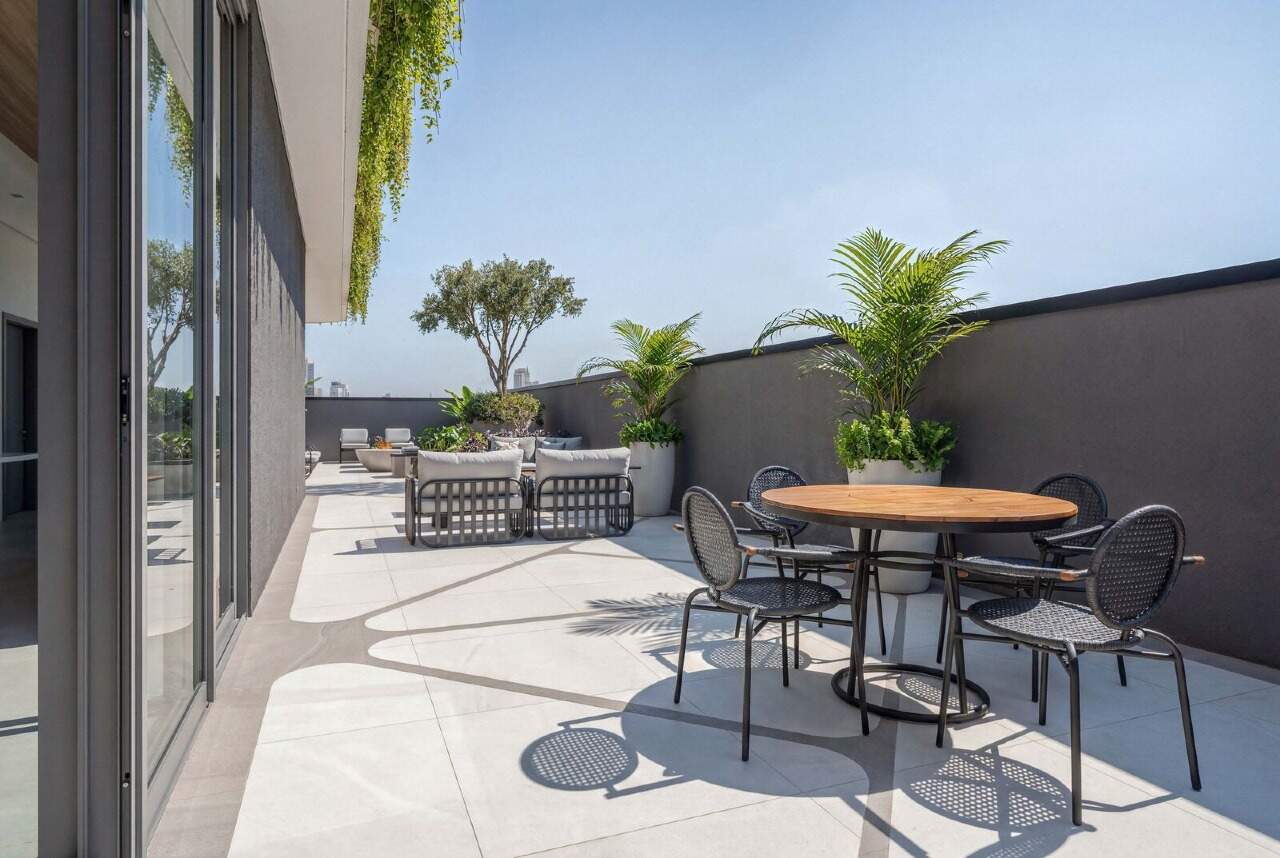 Lounge externo com mesas e jardim no Luminare (imagem ilustrativa)