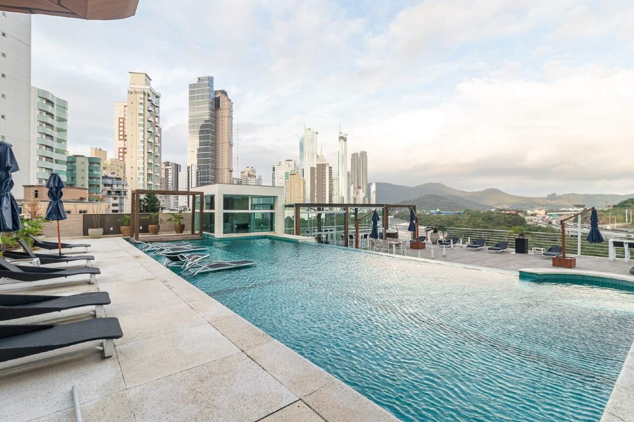 Piscina externa do Marina Beach Towers. Foto real.