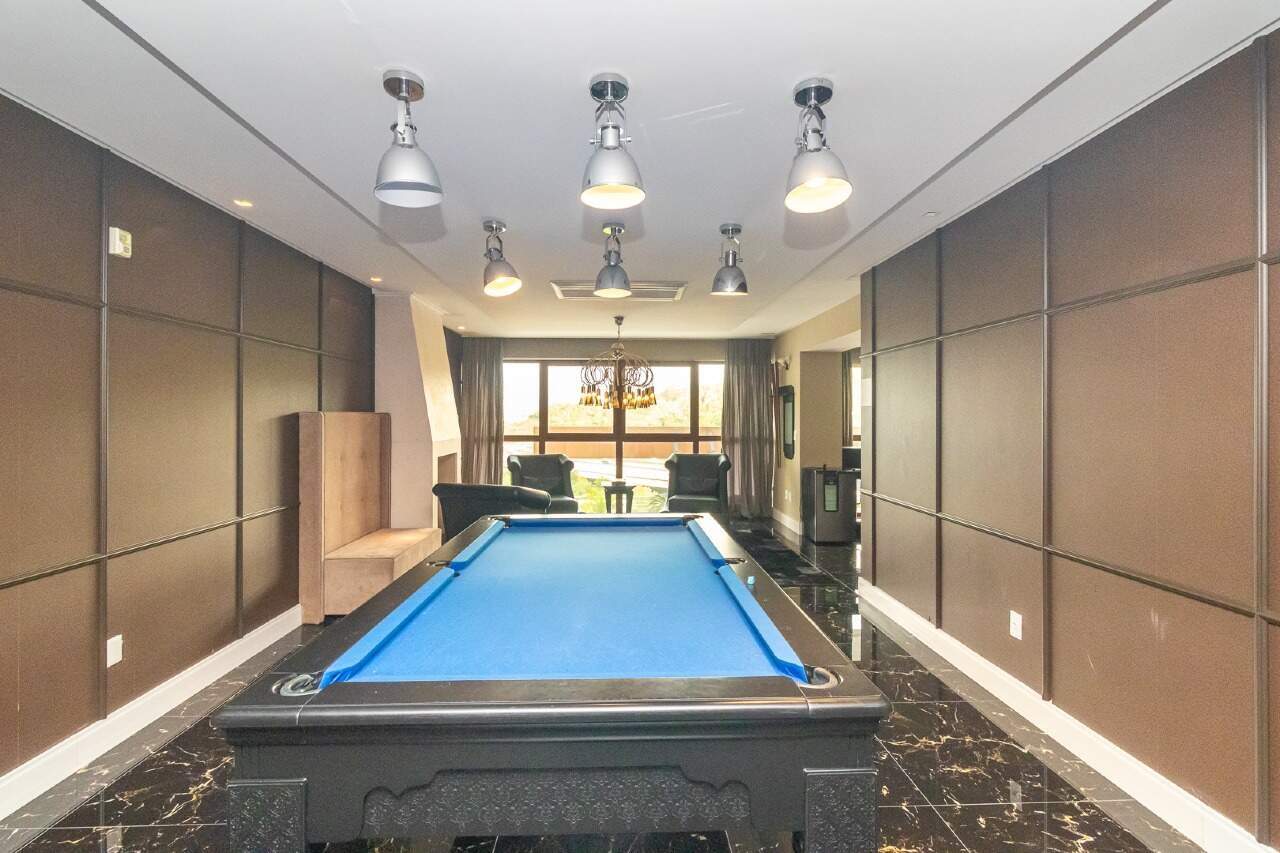 Sala de jogos com sinuca. Foto real.