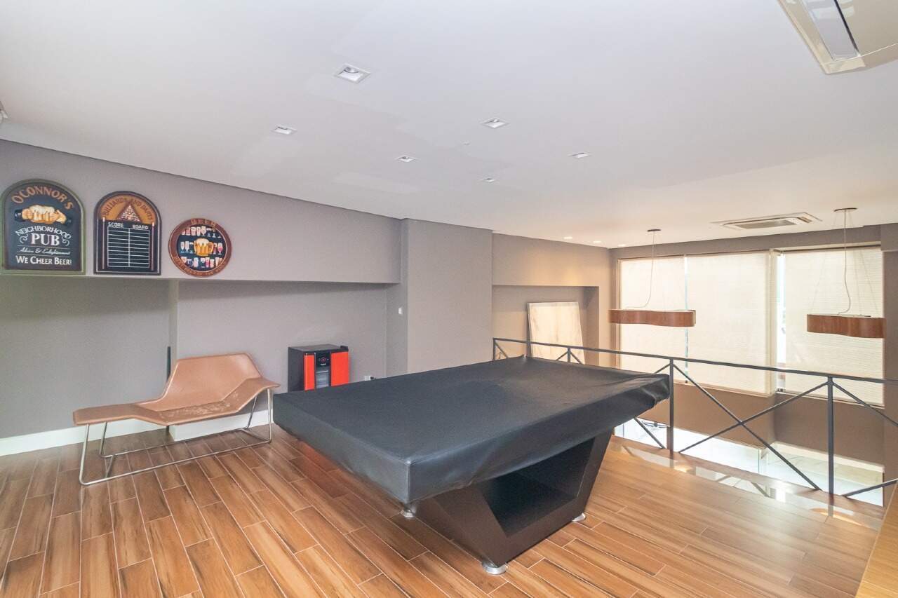 Sala de jogos com tênis de mesa. Foto real.