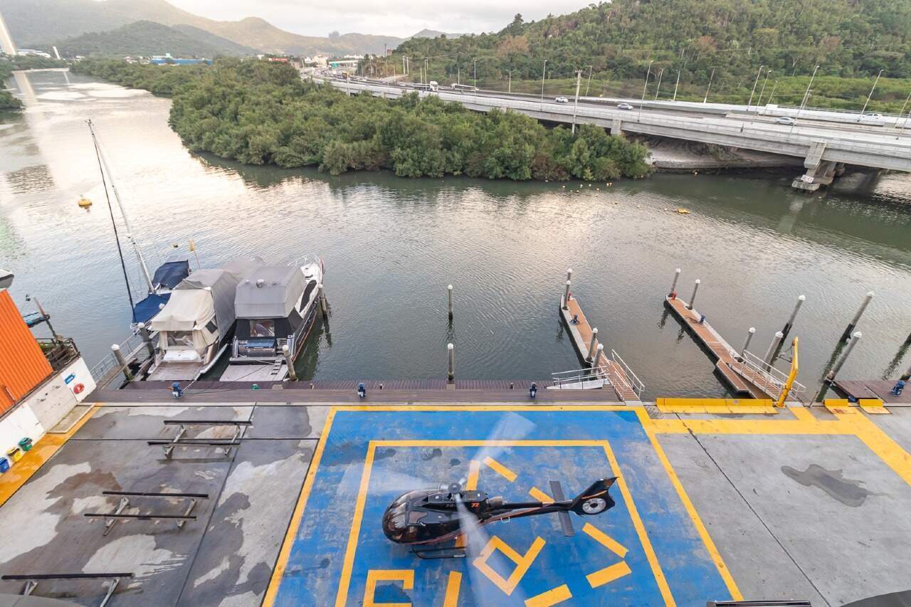 Vista da marina e do heliponto do condomínio. Foto real.