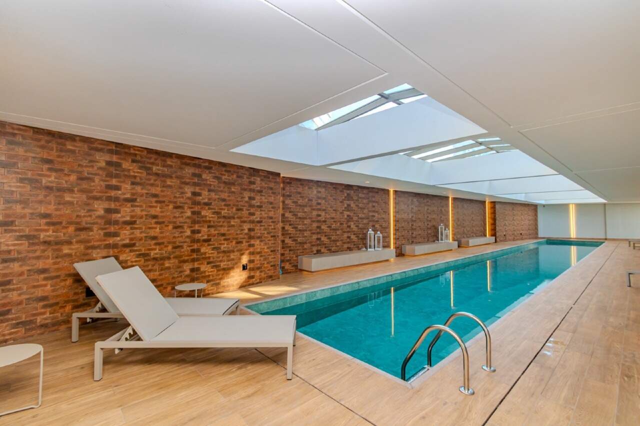 Piscina coberta com raia aquecida e claraboia