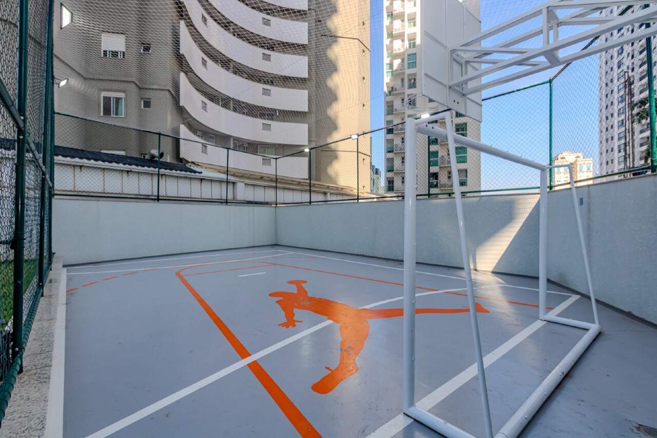 Quadra esportiva com traves e alambrado