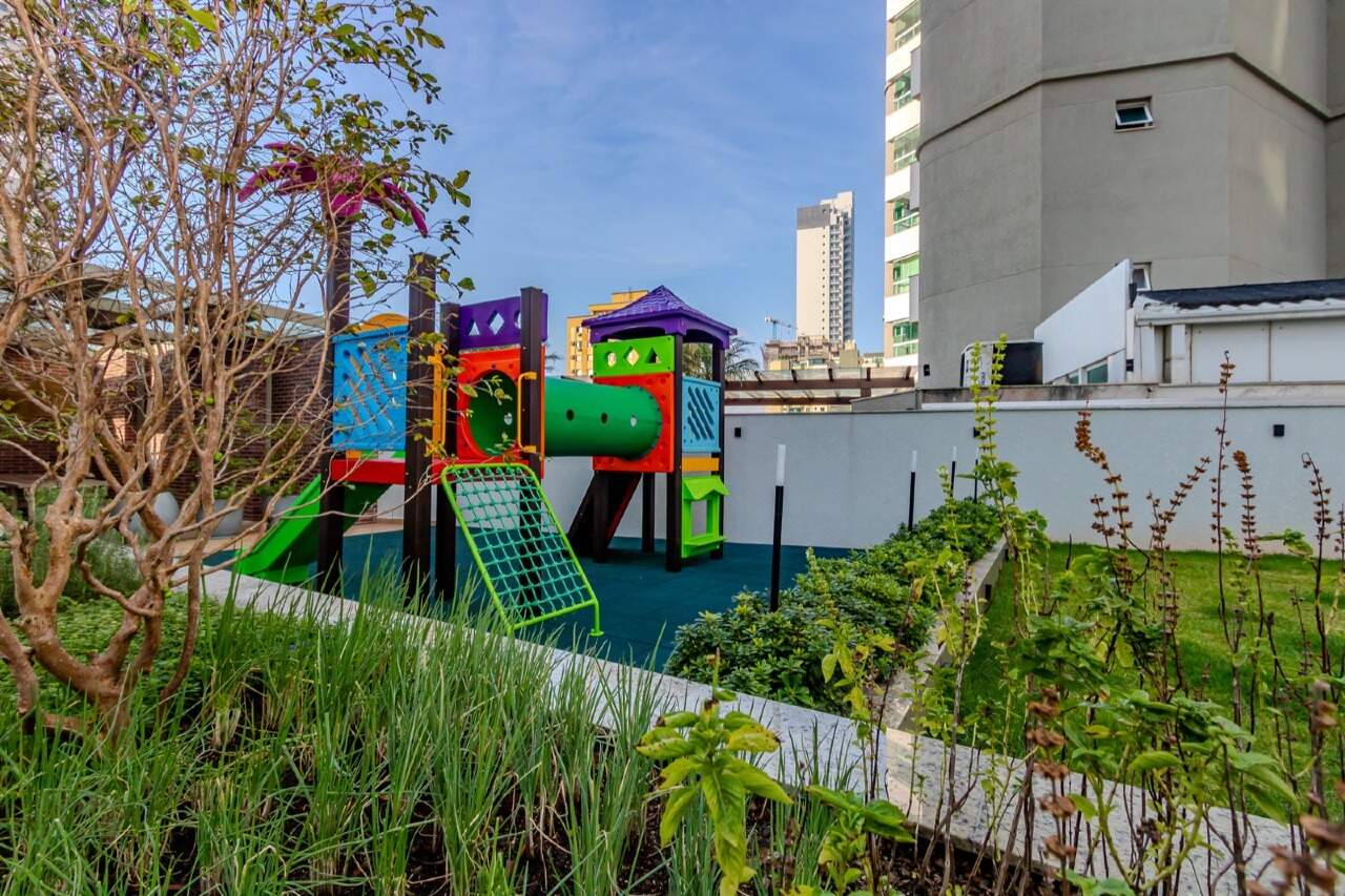 Playground com escorregador e piso emborrachado