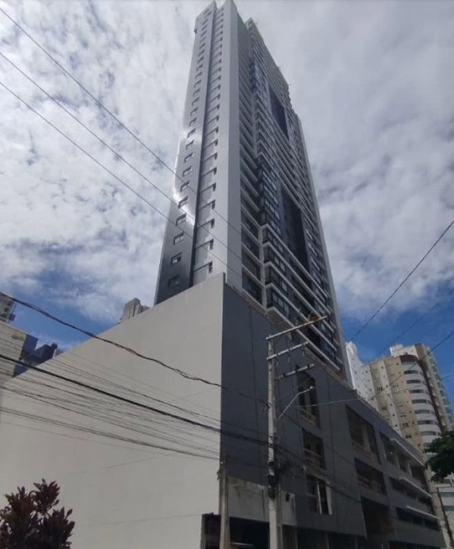 Vista lateral da torre de 33 pavimentos do Paesaggio, no Centro de Balneário Camboriú