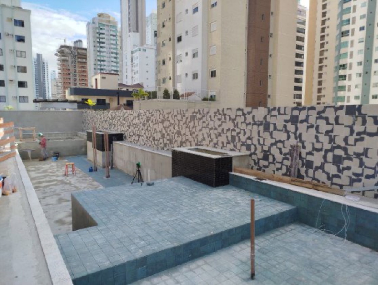 Piscina do pavimento de lazer em fase de acabamento