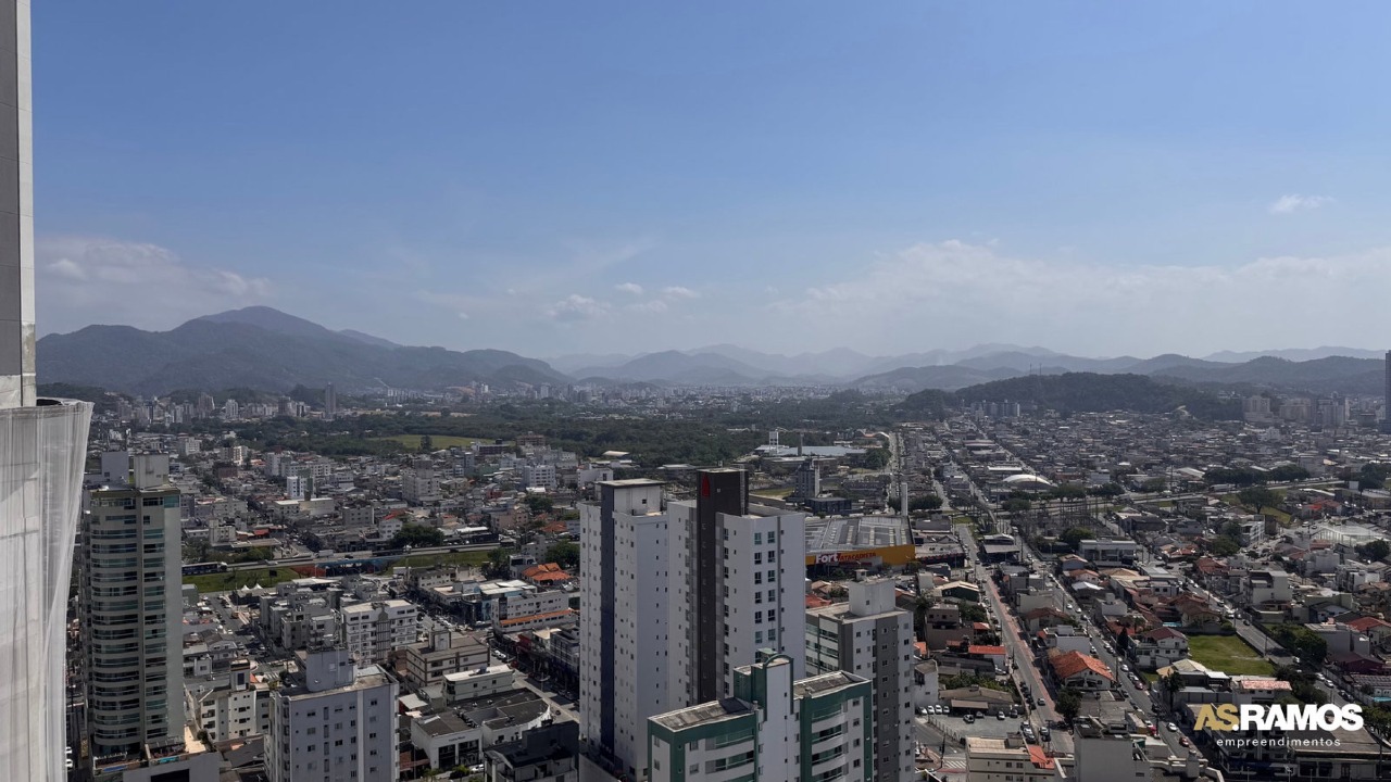 Vista para a cidade e os morros a partir dos pavimentos altos do Paesaggio