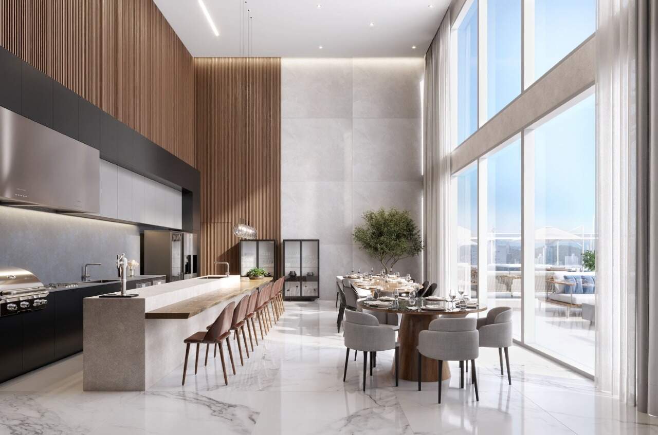 Espaço gourmet com pé-direito alto, cozinha e mesa de jantar (imagem ilustrativa)