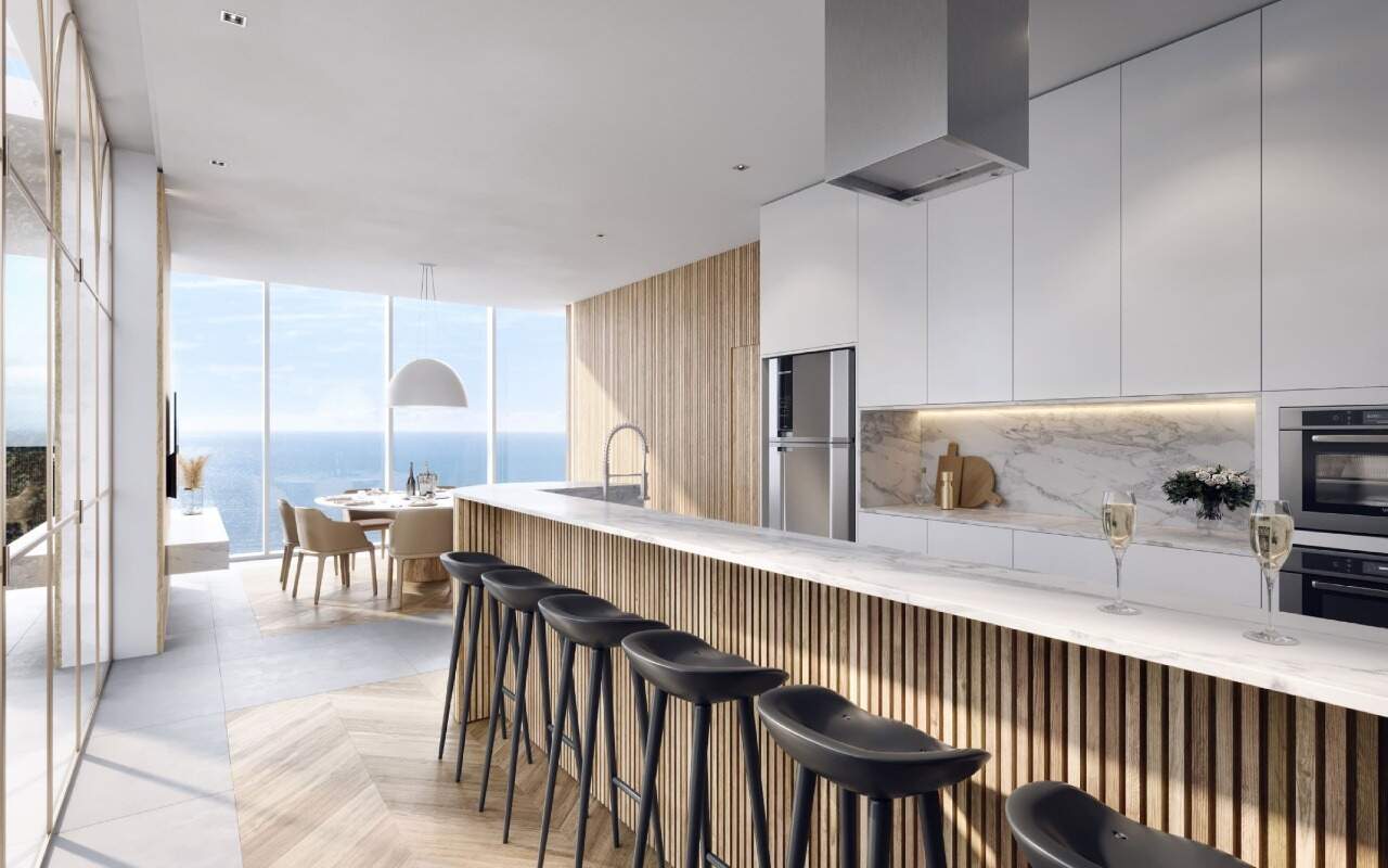 Cozinha gourmet do rooftop, com bancada e vista para o mar (imagem ilustrativa)