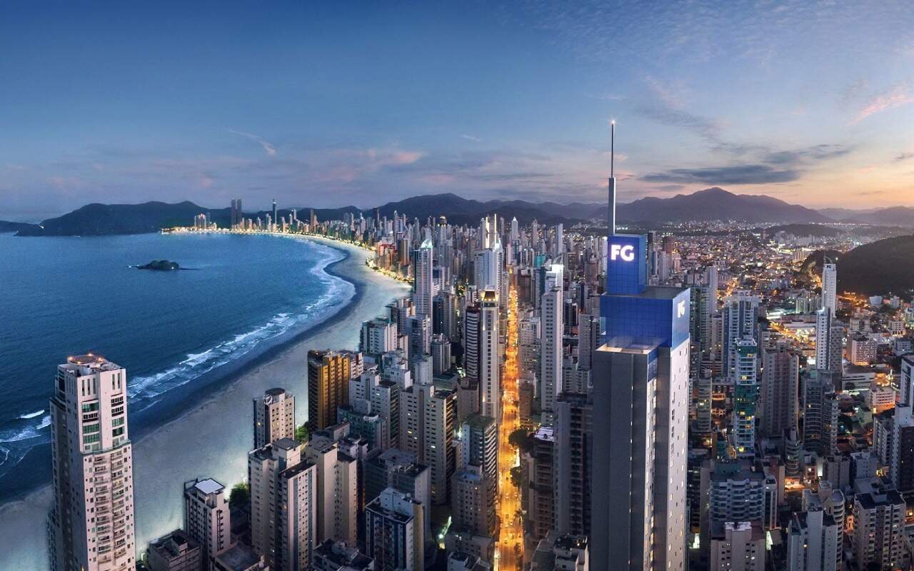 Balneário Camboriú ao anoitecer, com o pináculo do Sapphire Tower (imagem ilustrativa)