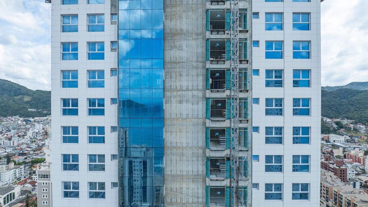 Obra do Sapphire Tower em agosto de 2026: pele de vidro sendo instalada na fachada