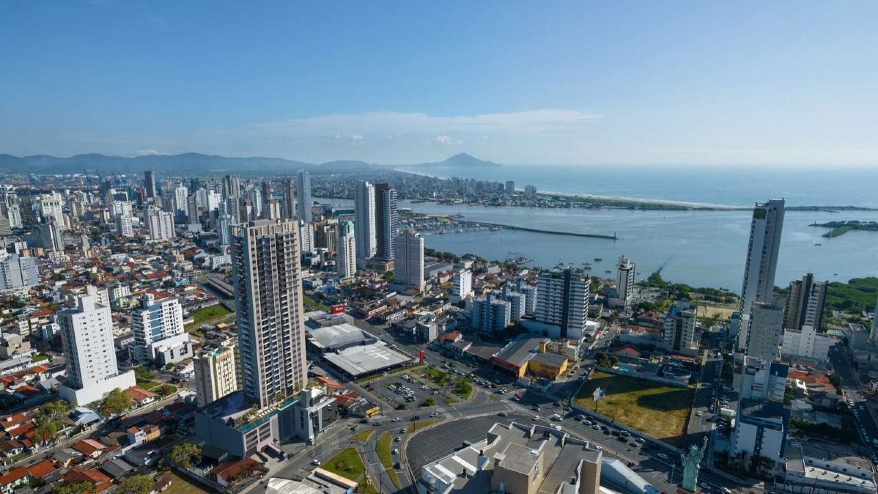 Centro de Itajaí, Saco da Fazenda e a barra do rio, com o Art Tower (fotomontagem ilustrativa)