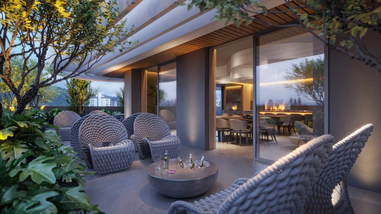Lounge externo de festas, com poltronas e paisagismo (imagem ilustrativa)