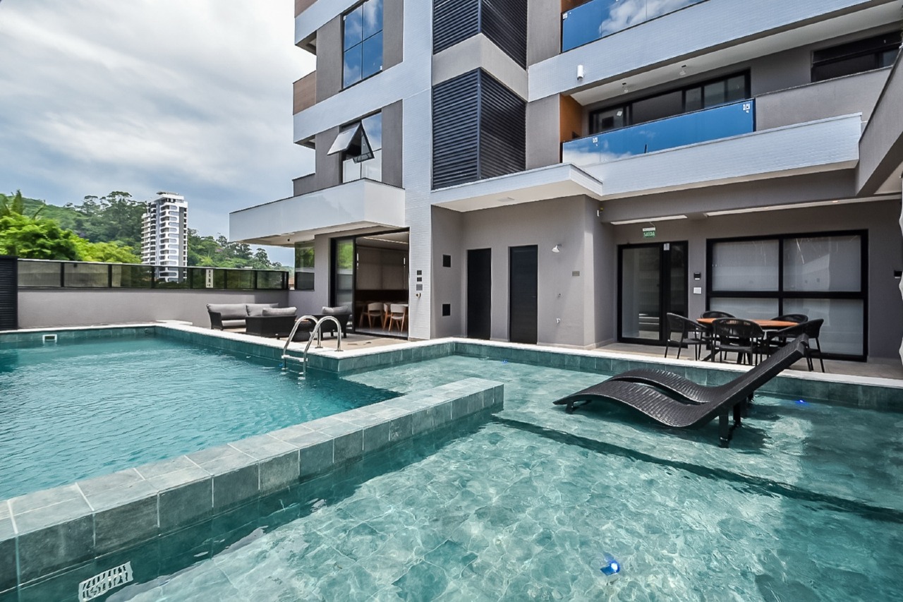 Piscina e deck com a torre ao fundo