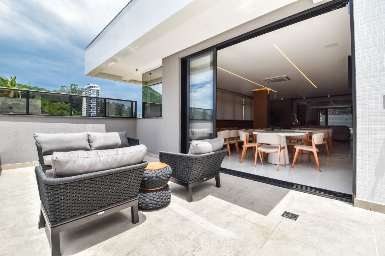 Lounge coberto junto à piscina
