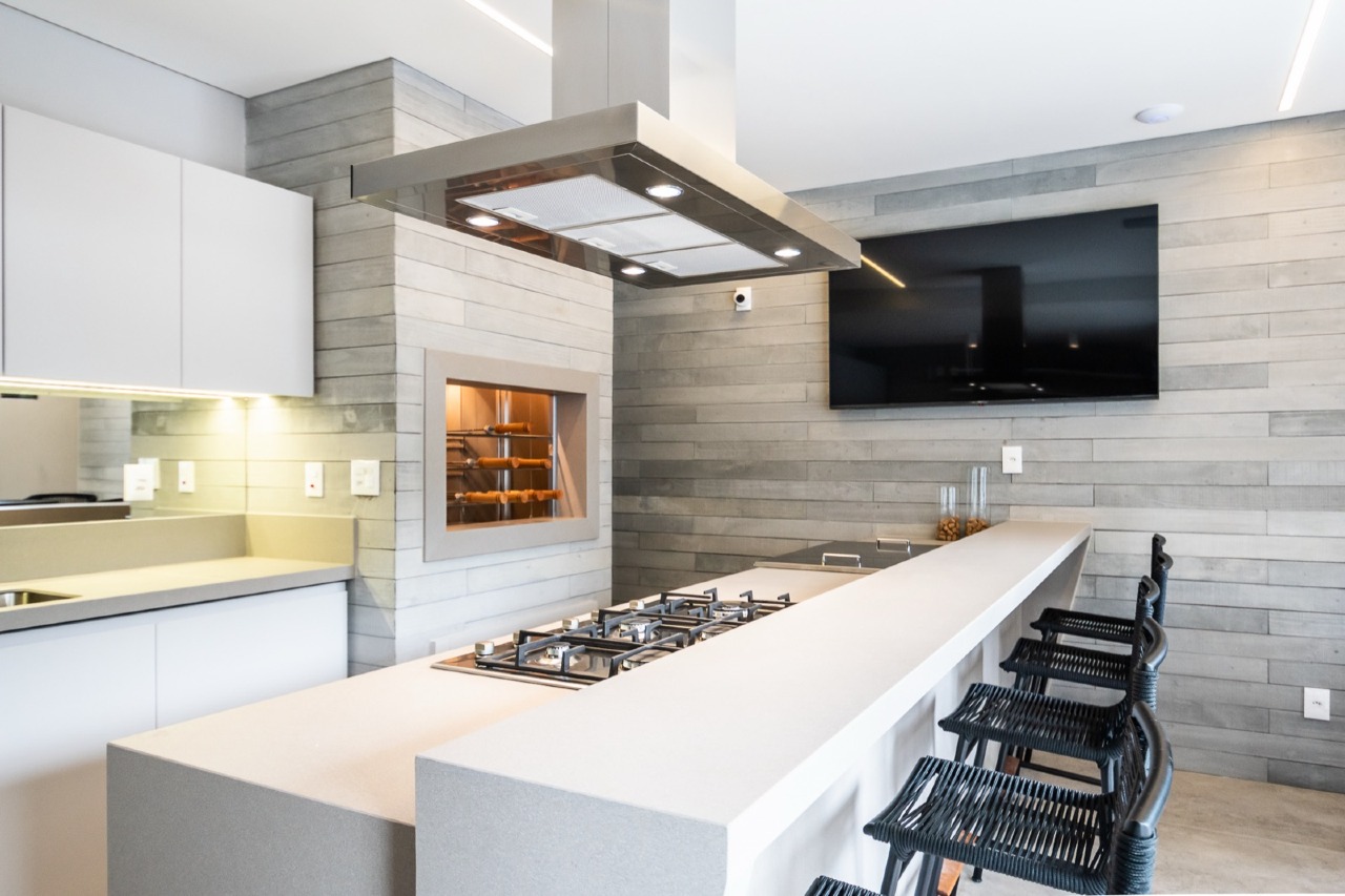 Cozinha do espaço gourmet com cooktop e coifa