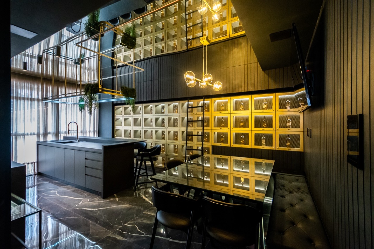 Bar gourmet com armários iluminados