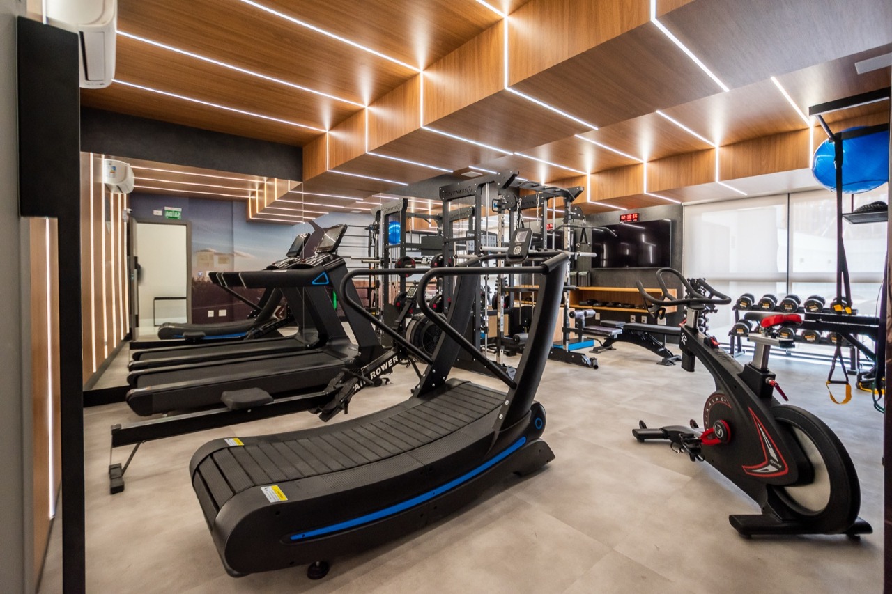 Academia com esteiras e bicicletas