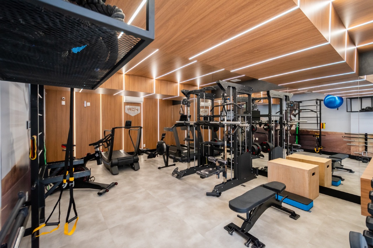 Academia com aparelhos de musculação