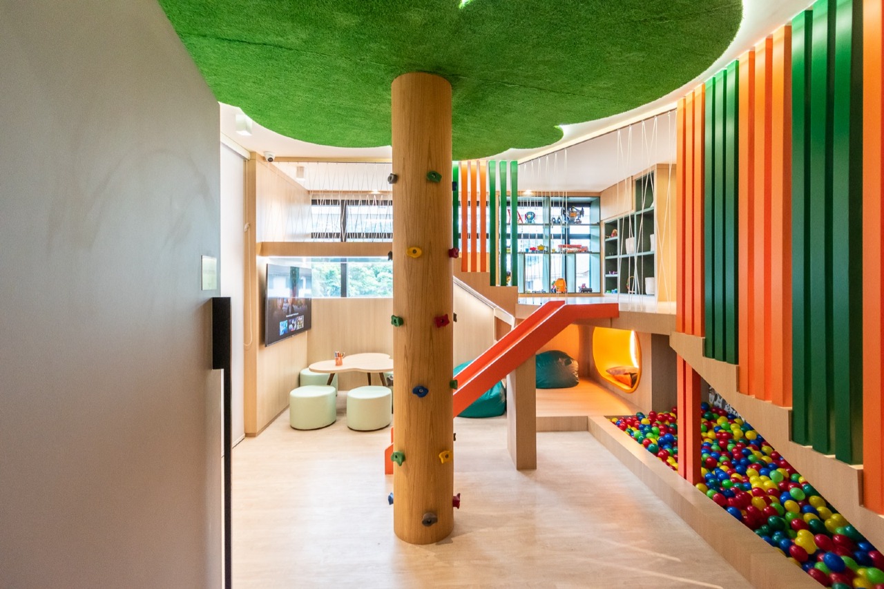 Espaço kids com árvore e escorregador