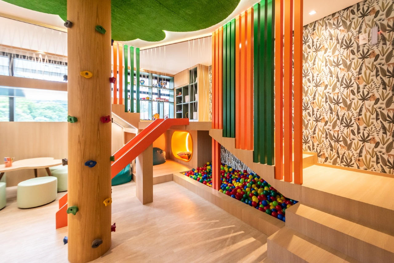 Espaço kids com piscina de bolinhas
