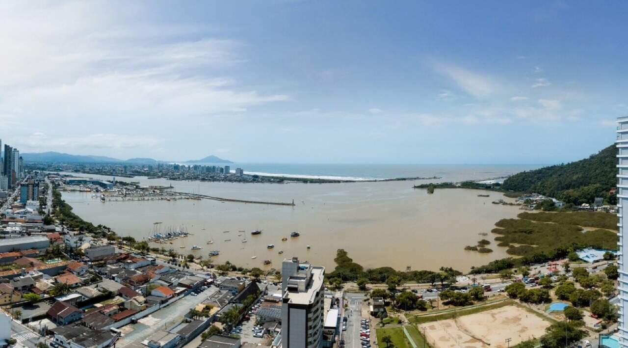 Saco da Fazenda e barra do Itajaí-Açu vistos do alto do terreno do Veredas (foto de drone)