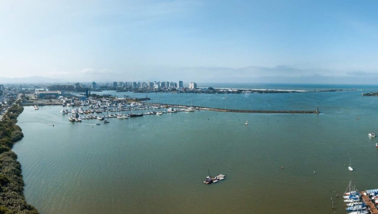Saco da Fazenda, marina e barra do Itajaí-Açu, a leste do terreno (foto aérea de drone)