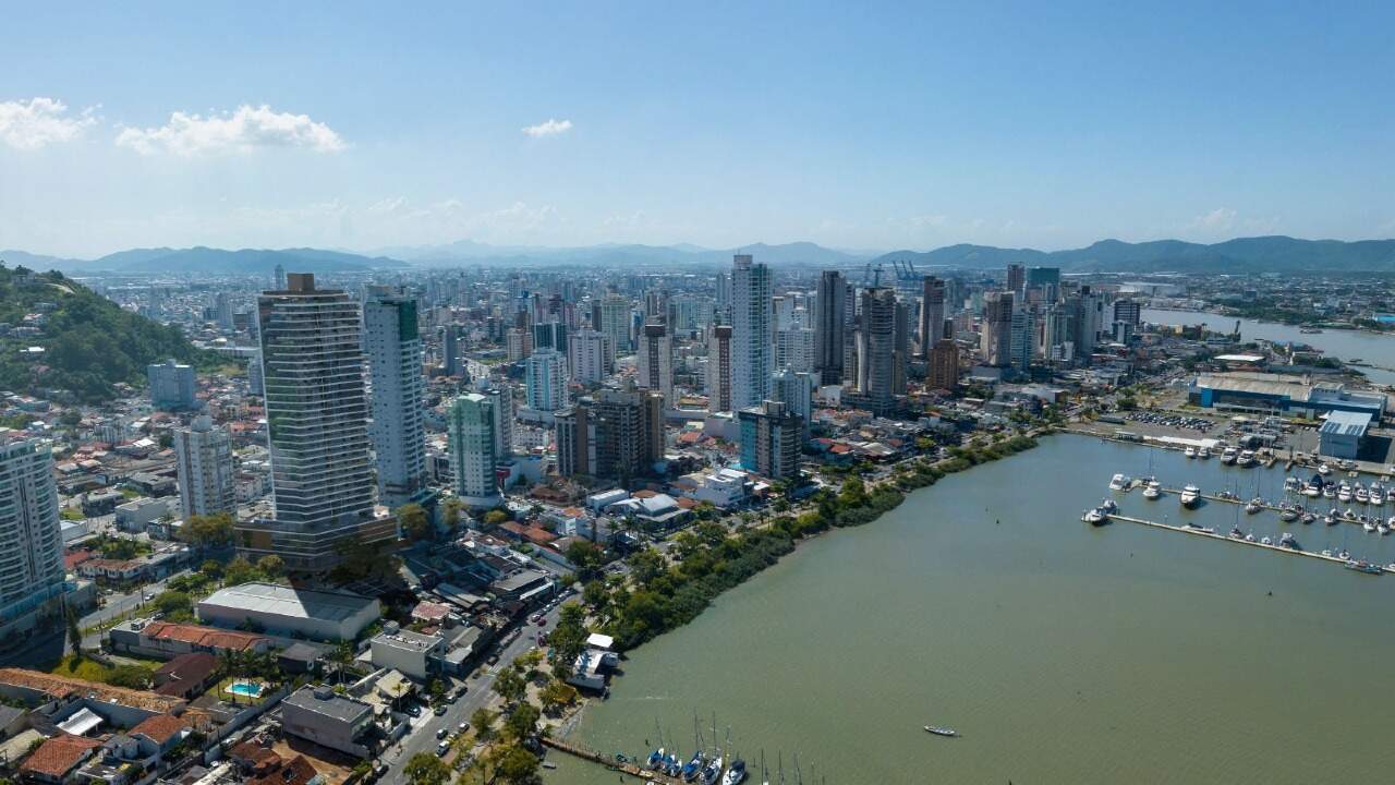 O Sun Park em fotomontagem sobre foto aérea, com o Saco da Fazenda à frente