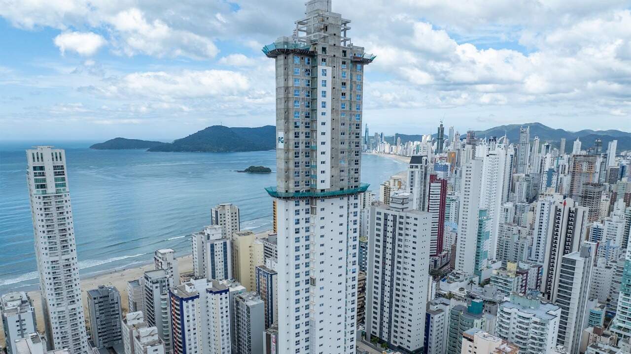 Apartamento à venda no Centro: Obra do Sapphire Tower em agosto de 2026, com a Praia Central e a baía ao fundo