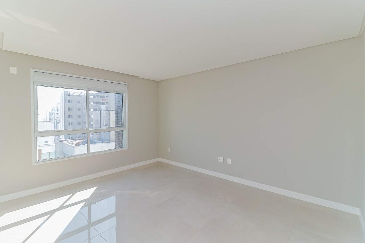 Apartamento à venda no Centro: Dormitório com janelas. Foto real do apartamento.