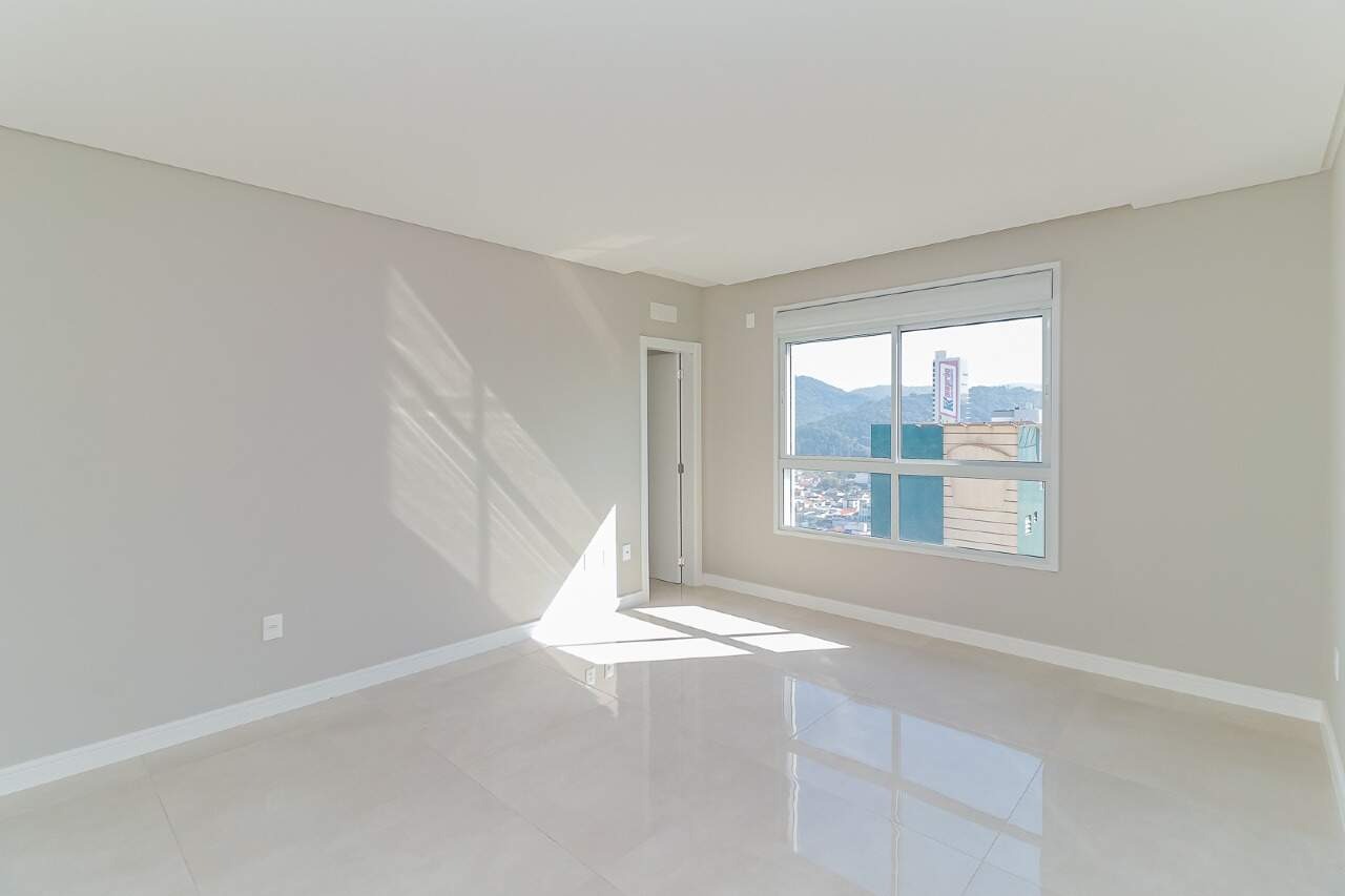 Apartamento à venda no Centro: Dormitório com vista urbana e morros. Foto real.