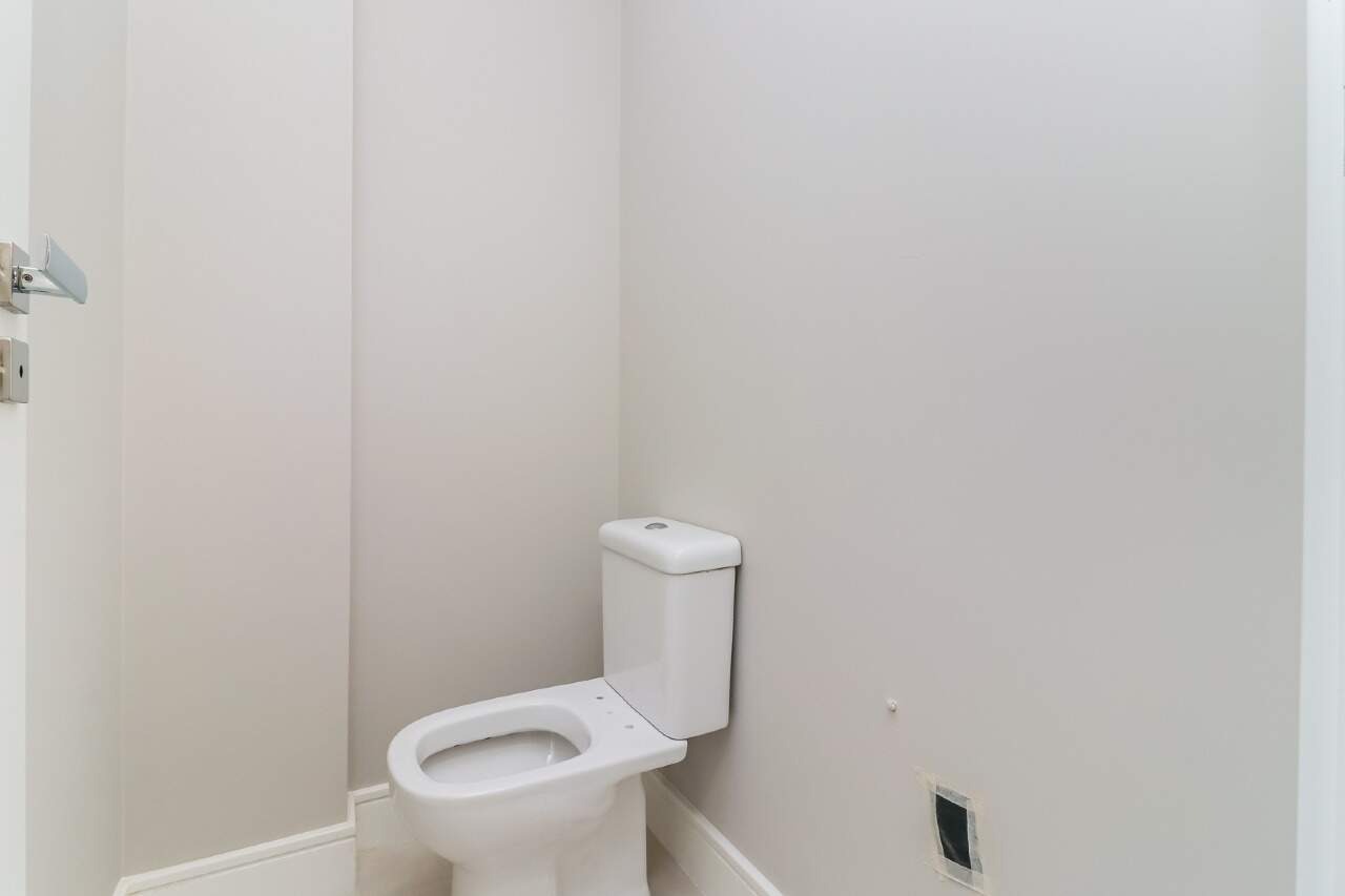Apartamento à venda no Centro: Banheiro do apartamento. Foto real.
