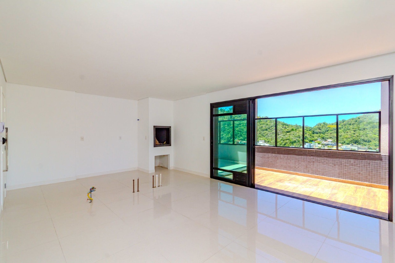 Cobertura à venda no Praia Brava: Living do pavimento superior aberto para o terraço