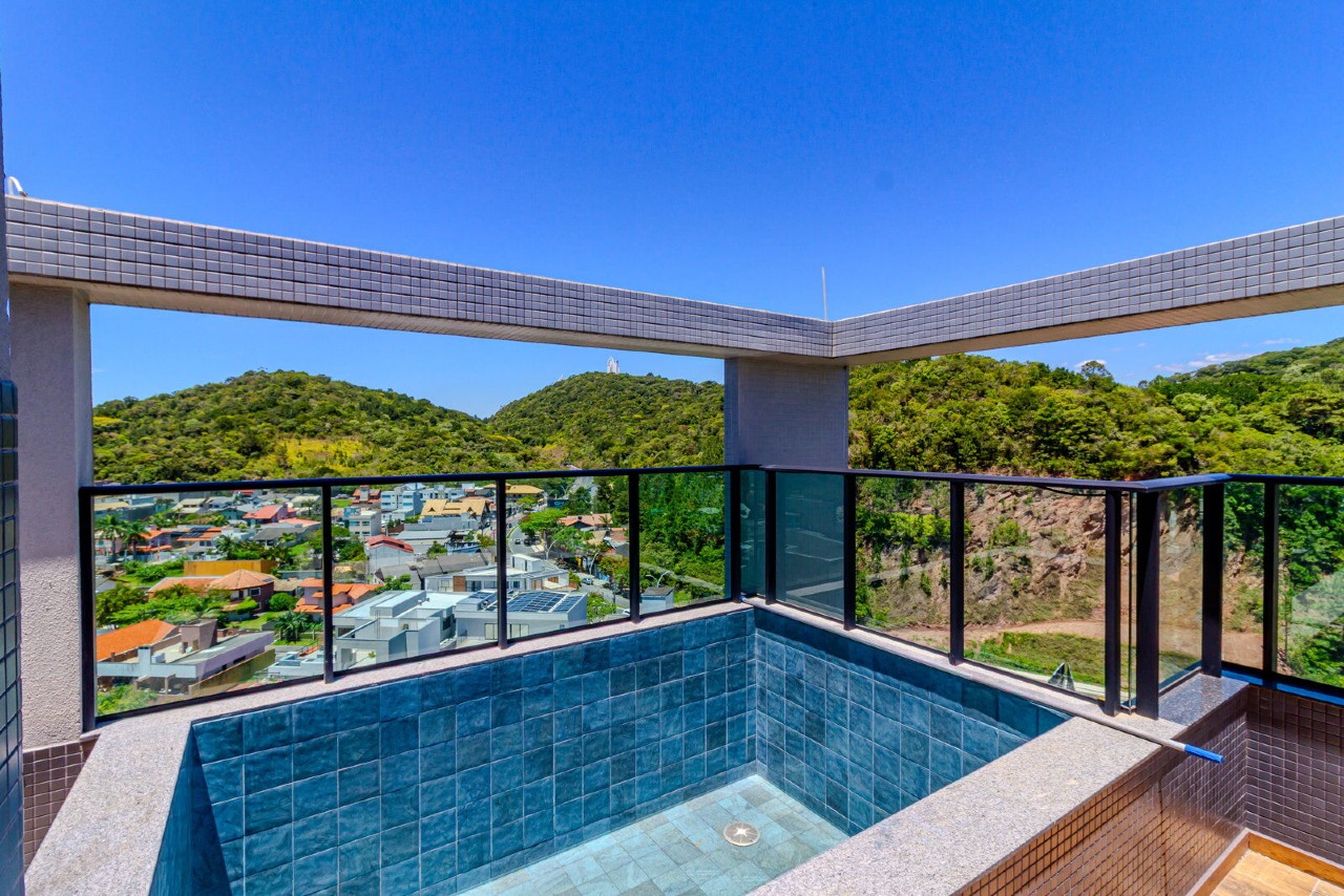 Cobertura à venda no Praia Brava: Piscina privativa no terraço da cobertura, com vista para os morros