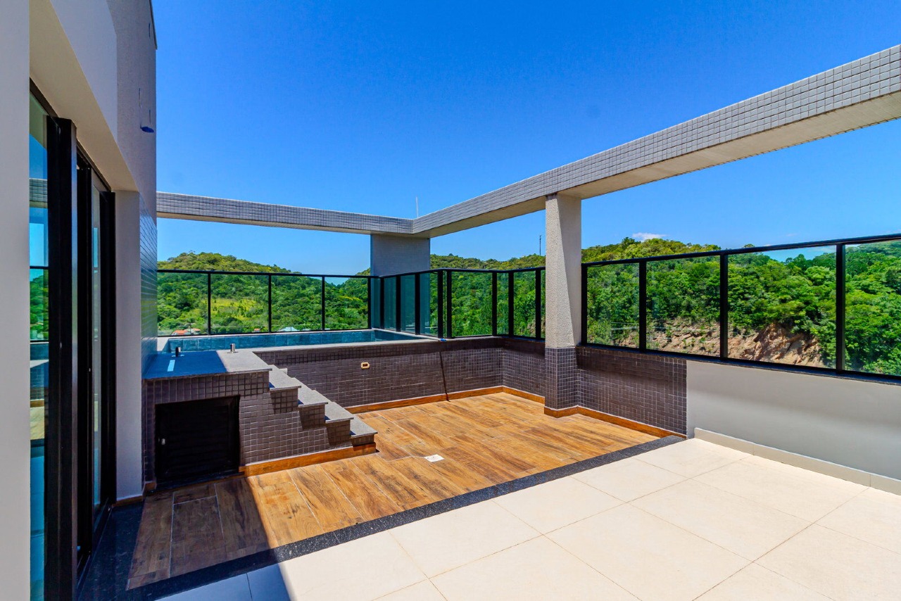 Cobertura à venda no Praia Brava: Terraço da cobertura com deck de madeira, piscina e guarda-corpo de vidro