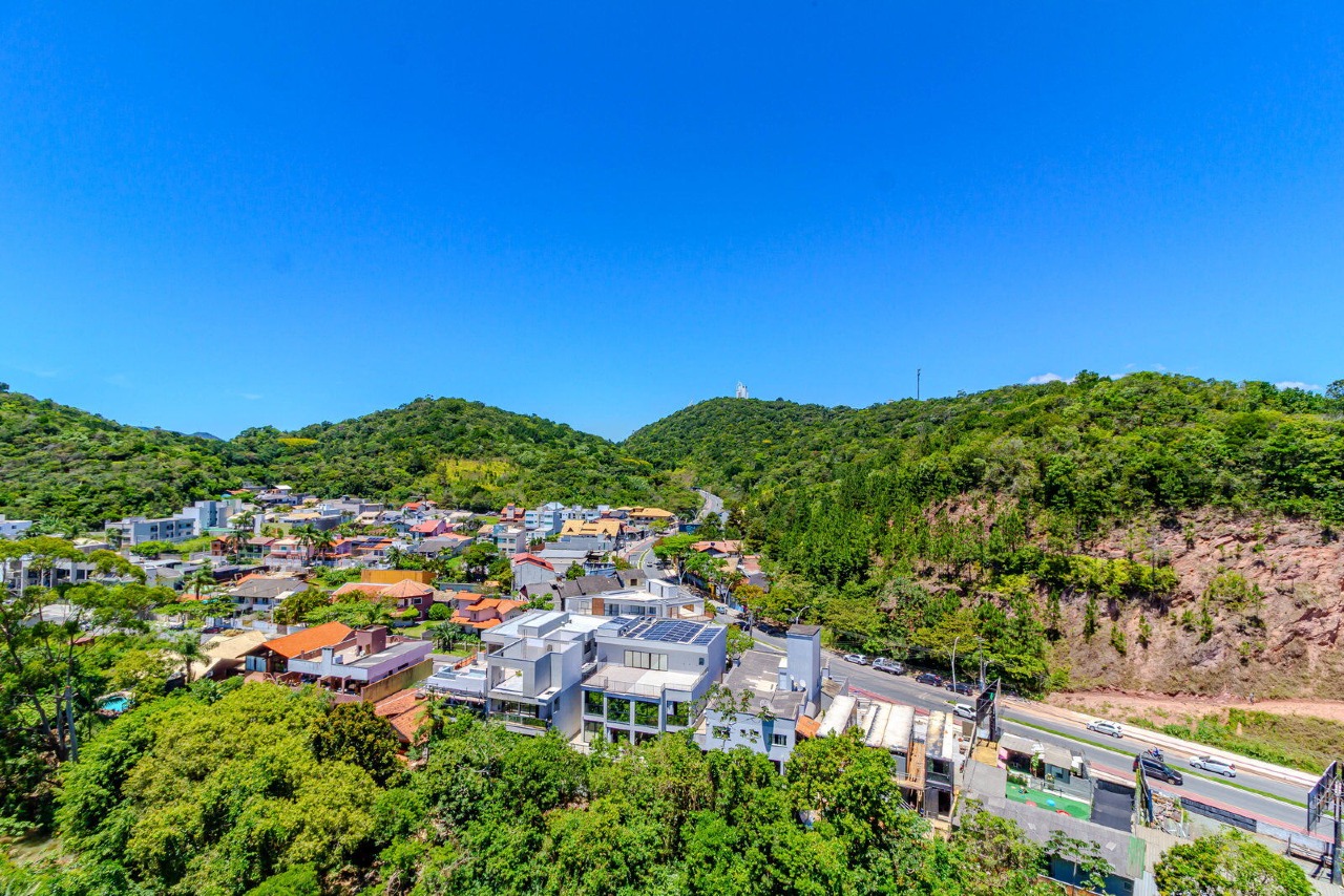 Cobertura à venda no Praia Brava: Vista do alto para os morros e as casas da Praia Brava