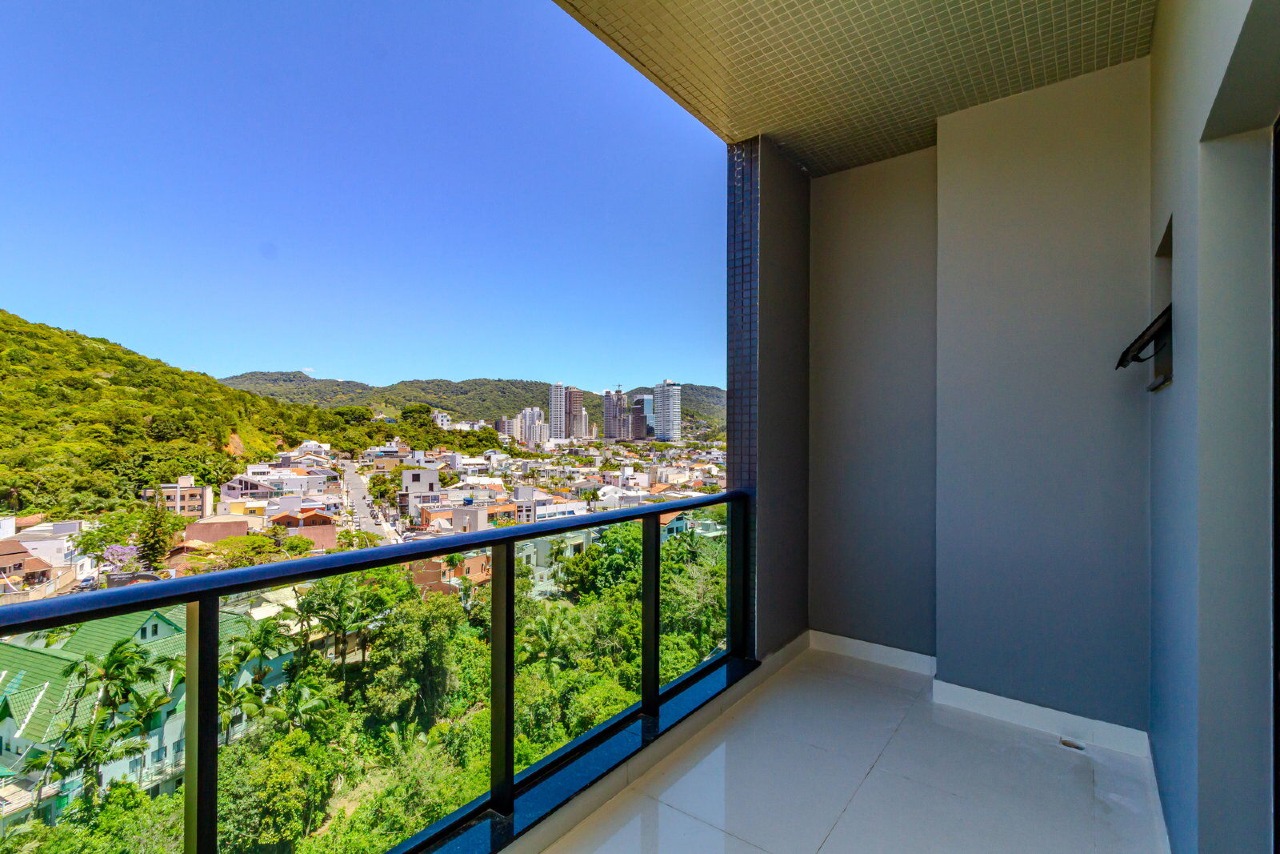 Cobertura à venda no Praia Brava: Sacada com guarda-corpo de vidro e vista para o bairro