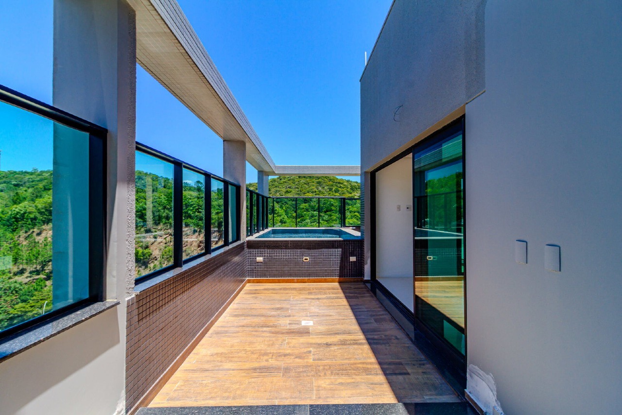 Cobertura à venda no Praia Brava: Deck lateral do terraço ao lado da piscina privativa
